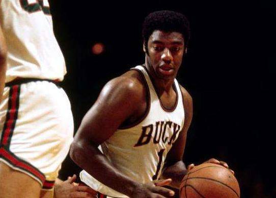 足球场上没 足球场上没