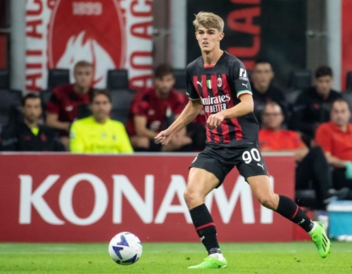 足球场上没 足球场上没